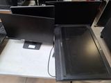 deux ordinateurs portables posés sur une table