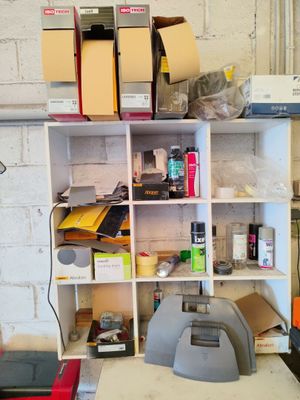 un bureau sur lequel se trouvent un ordinateur, une imprimante et d'autres fournitures de bureau