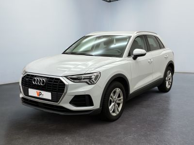 un SUV Audi blanc garé dans un showroom