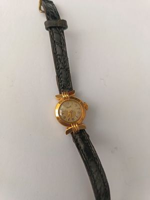 une image d'une montre-bracelet sur une surface blanche