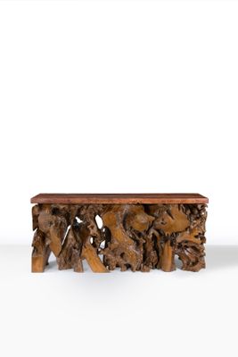 une photo d'un banc en bois