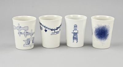 trois tasses décorées, placées les unes à côté des autres