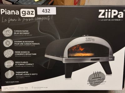 La boîte d'un four à pizza est posée sur la table.