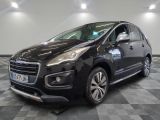 la voiture noire est garée sur un sol en damier dans le garage