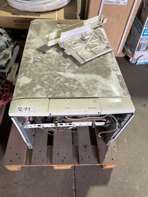 une table posée sur une palette dans un entrepôt
