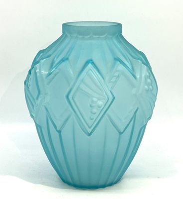 Vase en verre pressé moulé bleu à décor en relief de motifs …