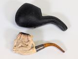 une pipe et un porte-pipe posés sur une table