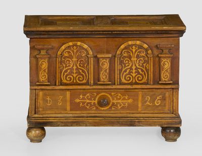 un vieux coffre en bois orné de sculptures élaborées et de motifs sculptés sur les côtés