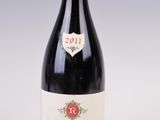 une bouteille de vin posée sur une table