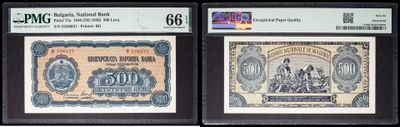 Trois types différents de billets de banque sont exposés dans une vitrine.