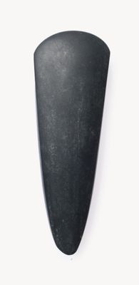 un objet noir sur une surface blanche, avec un fond blanc