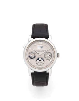 une photo d'une montre-bracelet avec un cadran blanc et un bracelet en cuir noir