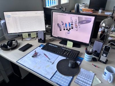 un bureau sur lequel sont posés deux écrans d'ordinateur et un clavier