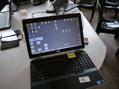 un ordinateur portable posé sur une table dans une pièce