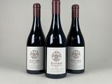 trois bouteilles de vin posées sur une table