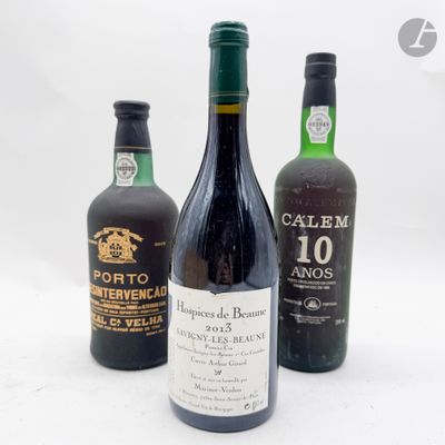 trois bouteilles de vin posées l'une à côté de l'autre sur une table