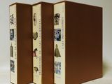 trois livres sont empilés sur une surface blanche