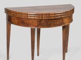une table en bois avec un plateau incurvé et des pieds