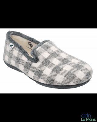un gros plan sur une paire de pantoufles sur fond blanc