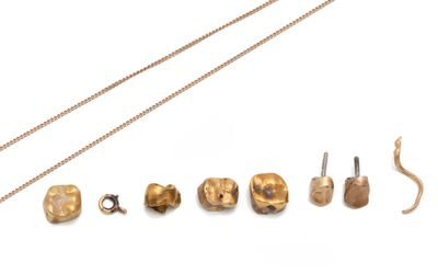 une image représentant une collection de bijoux en or sur fond blanc