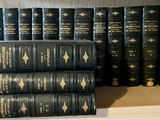 beaucoup de livres sur une étagère dans une pièce
