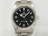 La Rolex Oyster est une montre en acier inoxydable dotée d'un cadran noir