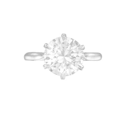 gros plan d'une bague en diamant sur fond blanc