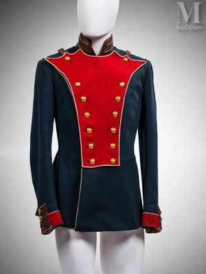 une veste militaire rouge et bleue à boutons dorés, posée sur une tête de mannequin