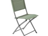 La chaise pliante est verte et possède une structure en métal.