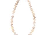 un collier de perles blanches avec un fermoir en or sur fond blanc