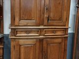 un grand meuble en bois surmonté d'une horloge