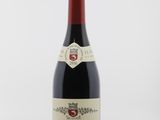 une bouteille de vin posée sur une table