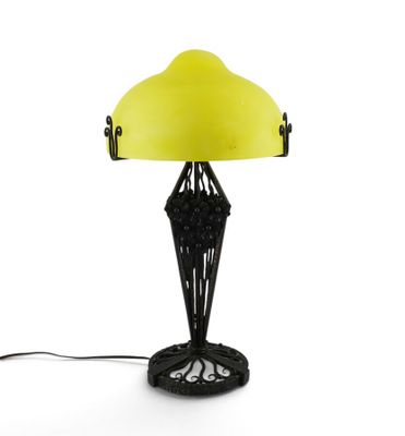 une lampe de table noire surmontée d'un abat-jour jaune