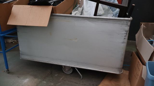 Deux bacs aluminium sur roulettes