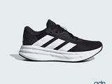 une chaussure de course noire et blanche sur fond blanc