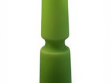 le petit vase vert est posé sur une surface blanche