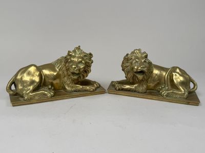 paire de serre-livres anciens en laiton représentant des lions