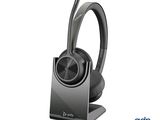 un gros plan sur un casque audio posé sur un support