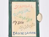 une petite figurine représentant une femme tenant une pancarte