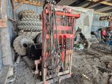 un tas de pneus et un tas de machines dans un bâtiment