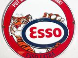 un autocollant sur lequel on peut lire : « Mettez un tigre dans votre réservoir – Esso Extra »