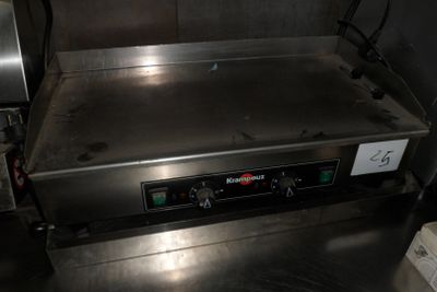 une photo d'une cuisinière professionnelle dans une cuisine professionnelle