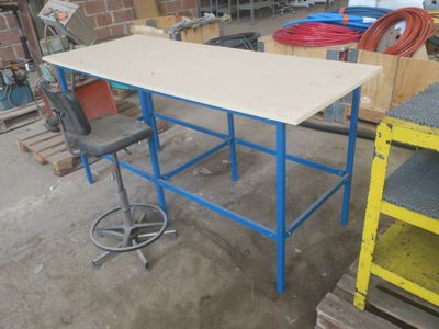 une photo représentant une table et une chaise dans un garage