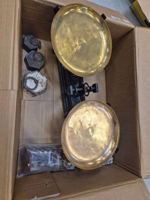 Balance de type de Roberval. On joint un lot de poids. - Photo 1