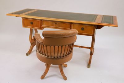 Bureau et son fauteuil de style anglais : Bureau, à plateau …