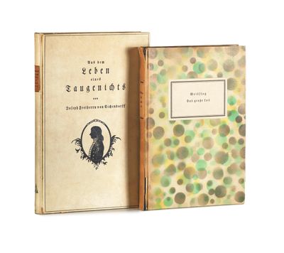 un vieux livre avec l'image d'un oiseau sur la couverture
