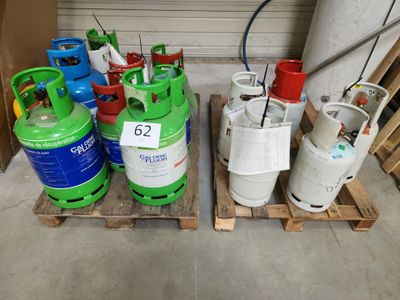 de nombreux types de bonbonnes de gaz propane sur des palettes