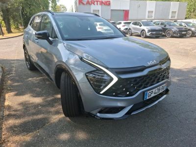 vue de face d'un SUV argenté garé sur un parking