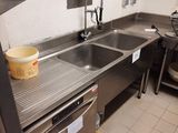 une cuisine équipée d'un évier et d'un lave-vaisselle