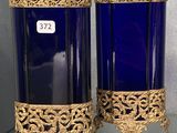 deux vases bleus posés sur une table en verre